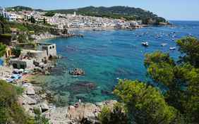 Der Küstenort Calella de Palafrugell lädt zum Bummeln und Baden ein - Foto: Gesa Polster